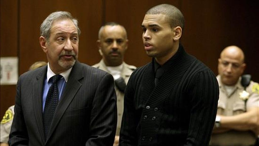 El cantante estadounidense Chris Brown (d), acompañado por su abogado Mark Geragos (i) realiza una petición, durante su comparecencia en la Corte Superior de Los Ángeles, California (EEUU), donde enfrenta un proceso por el delito de asalto. EFE El cantante estadounidense Chris Brown (d), acompañado por su abogado Mark Geragos (i) realiza una petición, durante su comparecencia en la Corte Superior de Los Ángeles, California (EEUU), donde enfrenta un proceso por el delito de asalto. EFE