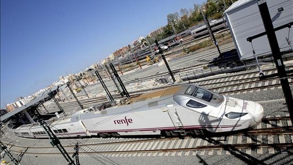 Uno de los trenes AVE sale esta tarde de la estación provisional de Valencia y lo seguirá haciendo en periodo de pruebas hasta la inauguración oficial de la línea de alta velocidad entre Madrid y la capital valenciana prevista para el próximo 18 de diciembre. EFE Uno de los trenes AVE sale esta tarde de la estación provisional de Valencia y lo seguirá haciendo en periodo de pruebas hasta la inauguración oficial de la línea de alta velocidad entre Madrid y la capital valenciana prevista para el próximo 18 de diciembre. EFE