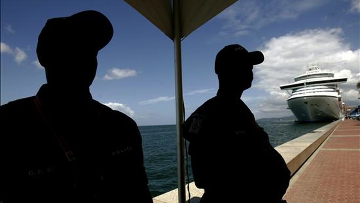 Dos policías vigilan los alrededores de la zona donde esta tarde se inicia la V Cumbre de las Américas que tendrá lugar en Puerto España, Trinidad y Tobago. EFE