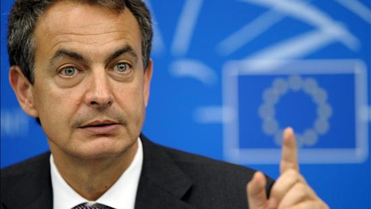 El presidente del gobierno, José Luis Rodríguez Zapatero, ofrece una rueda de prensa tras su intervención en el pleno del Parlamento Europeo en Estrasburgo (Francia), hoy, 6 de julio de 2010. EFE