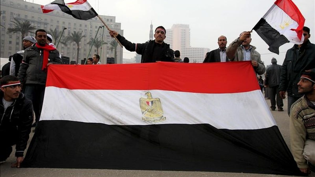 Manifestantes opositores al Gobierno permanecen hoy en la plaza Tahrir en El Cairo (Egipto). El Foro Social Mundial ha convocado movilizaciones por Túnez, Egipto, palestinos y saharauis. EFE