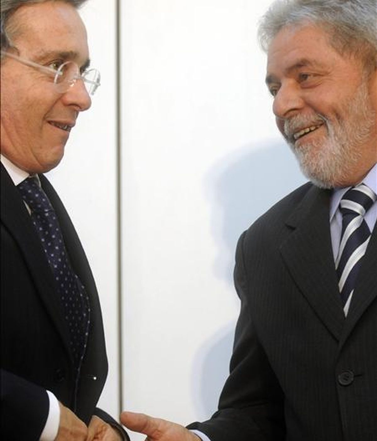 El presidente brasileño, Luiz Inácio Lula da Silva, saluda a su homologo colombiano, Álvaro Uribe. EFE/Archivo