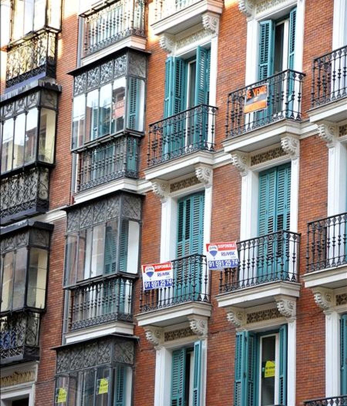 Fachada de un edificio de viviendas con varios carteles de "Se vende". EFE/Archivo