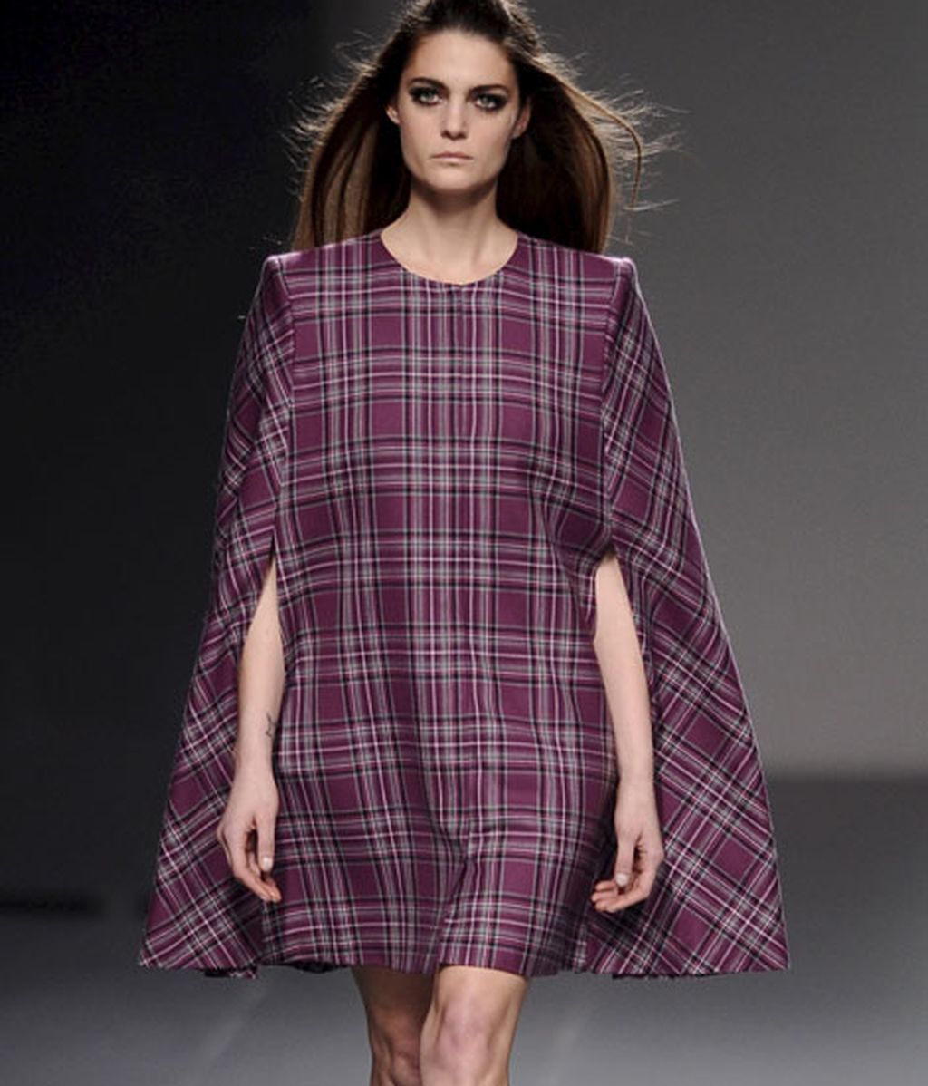 Minuciosa al combinar sedas, tules, pedrería, crochet...