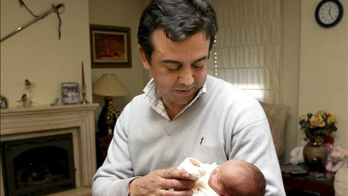 En la foto de archivo Juan Carlos Rodríguez con su hija Arancha en los brazos. Juan Carlos fue el primer funcionario en disfrutar del permiso de diez días por paternidad recogido en el "Plan Concilia". EFE/Archivo