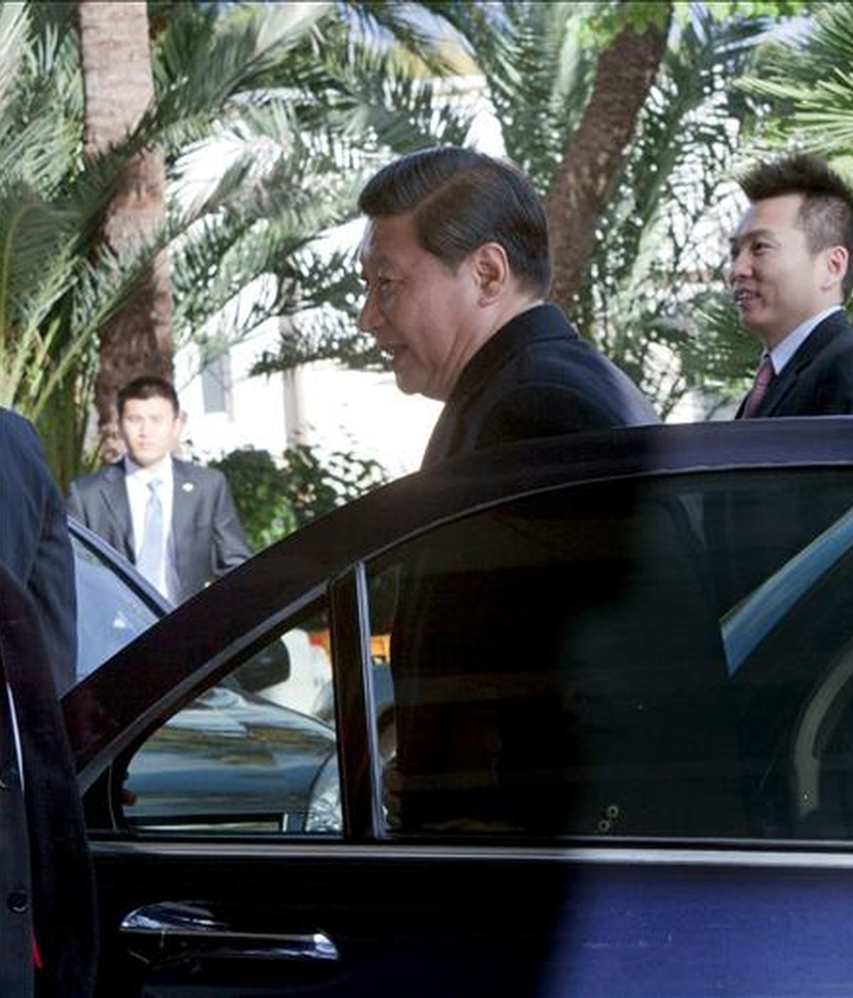 En la imagen, el vicepresidente chino, Xi Jinping, llega al hotel donde se hospeda tras hacer esta mañana una visita a la localidad mallorquina de Valldemosa, durante su estancia en la isla. EFE