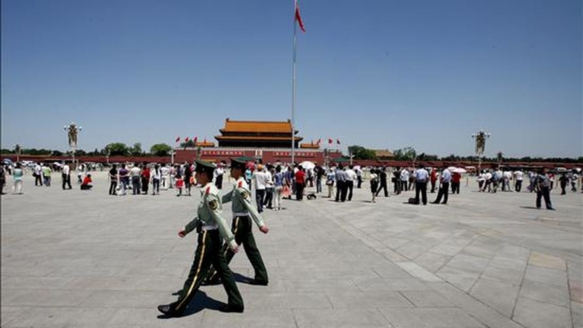Soldados chinos patrullan la Plaza de Tiananmen en Pekín. EFE/Archivo