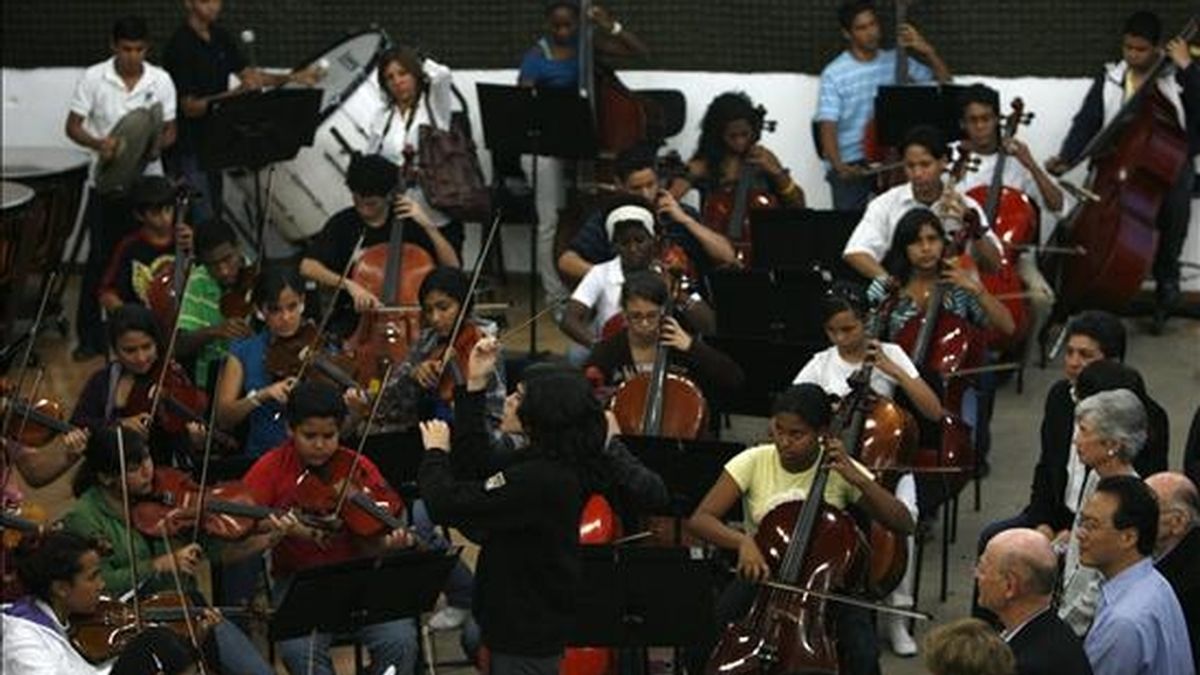 El reconocido violonchelista estadounidense de origen chino, Yo Yo Ma (derecha abajo), visita un centro de formación musical integrado, en la fundación de Orquestas y Coros Juveniles e Infantiles de Venezuela, que dirige el maestro José Antonio Abreu. EFE