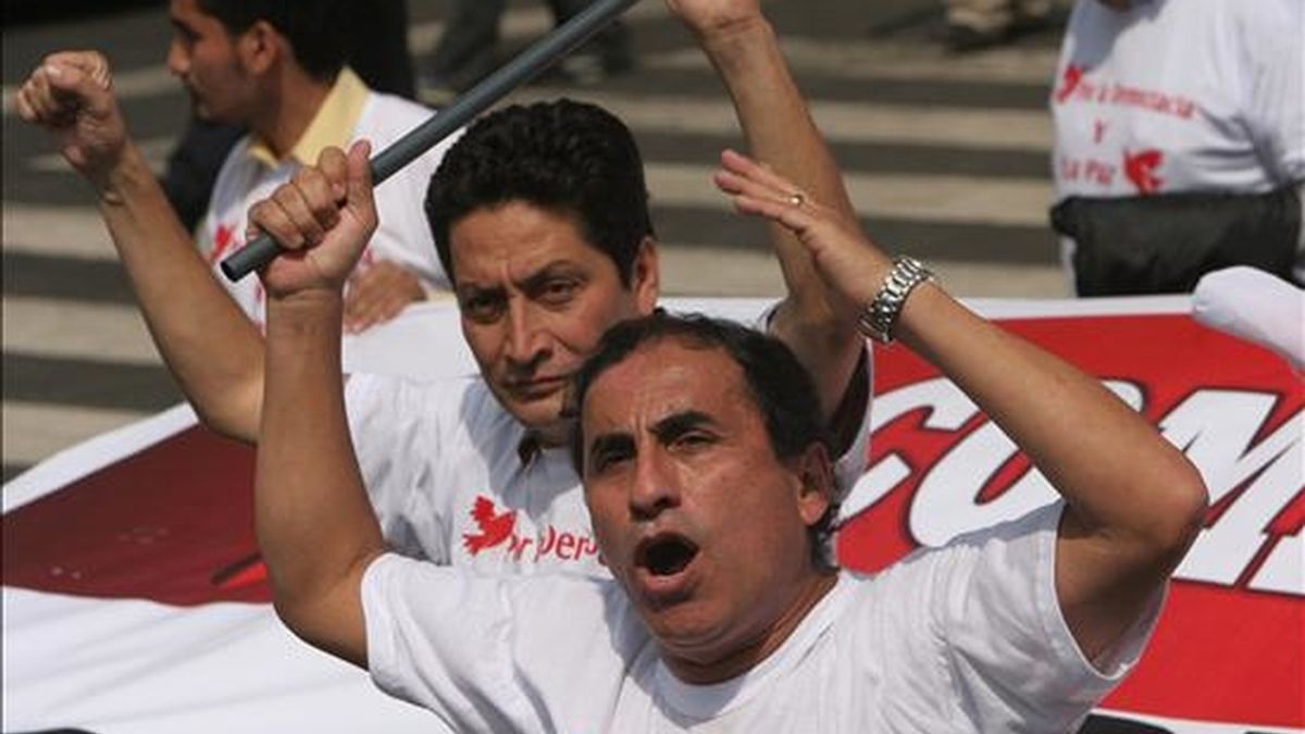 Miembros del Partido Aprista Peruano marchan por el centro de Lima durante una manifestación. EFE/Archivo