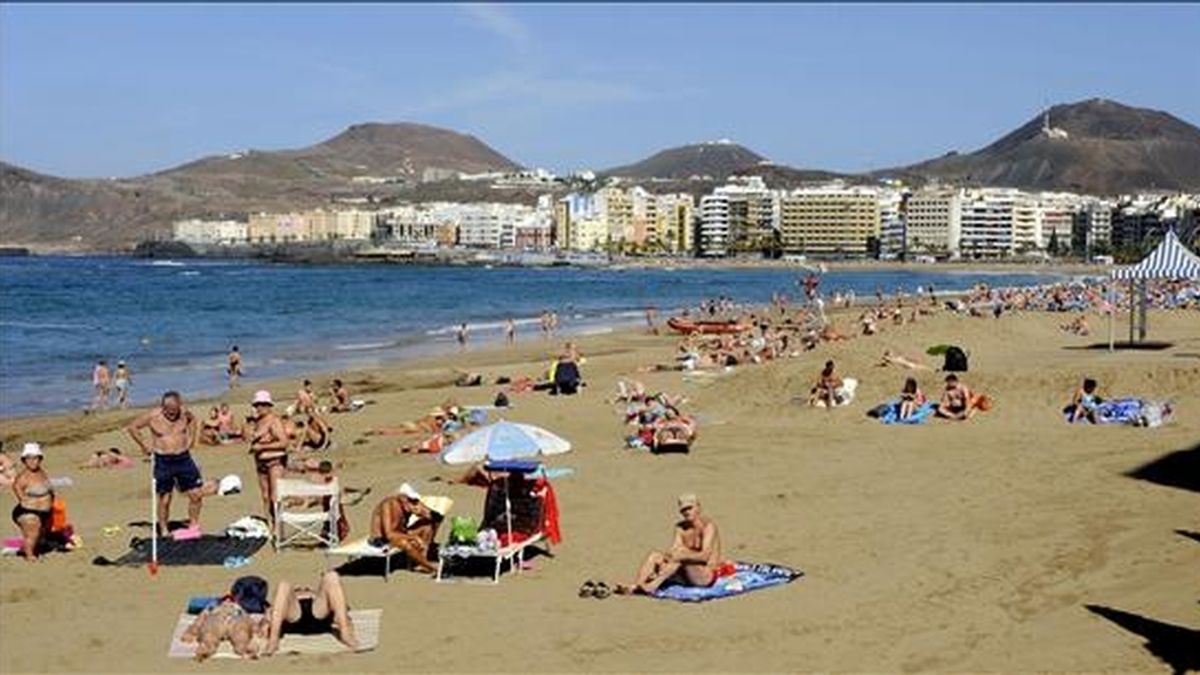 Numerosos turistas y vecinos de Las Palmas de Las Palmas de Gran Canaria disfrutan de un soleado día en la playa de Las Canteras. EFE/Archivo