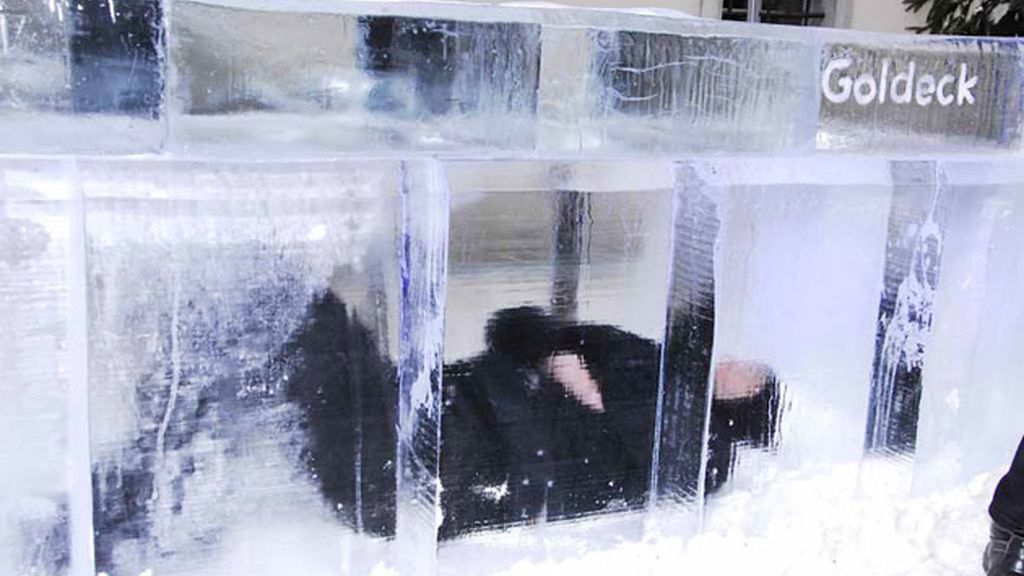 Encerrado 24 horas en un bloque de hielo