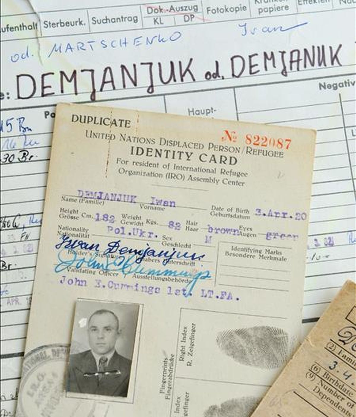 Vista de diversos documentos del presunto guardia de varios campos de concentración nazis John Demjanjuk, en los archivos del Servicio de Seguimiento Internacional (ITS, en sus siglas en inglés) de la Cruz Roja alemana, en Bad Arolsen (Alemania), hoy, 21 de abril. De acuerdo con la documentación, Demjanjuk, al que Alemania reclama en extradición a EEUU por la muerte en Sobibor (Polonia) de 29.000 judíos, se hizo pasar por víctima del nazismo tras la II Guerra Mundial. EFE
