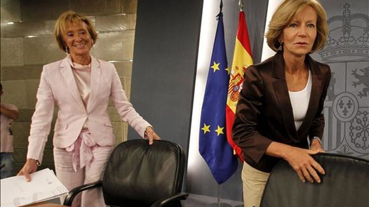 Las vicepresidentas primera y económica, María Teresa Fernández de la Vega y Elena Salgado, respectivamente, este viernes al principio de la rueda de prensa posterior al Consejo de Ministros. EFE