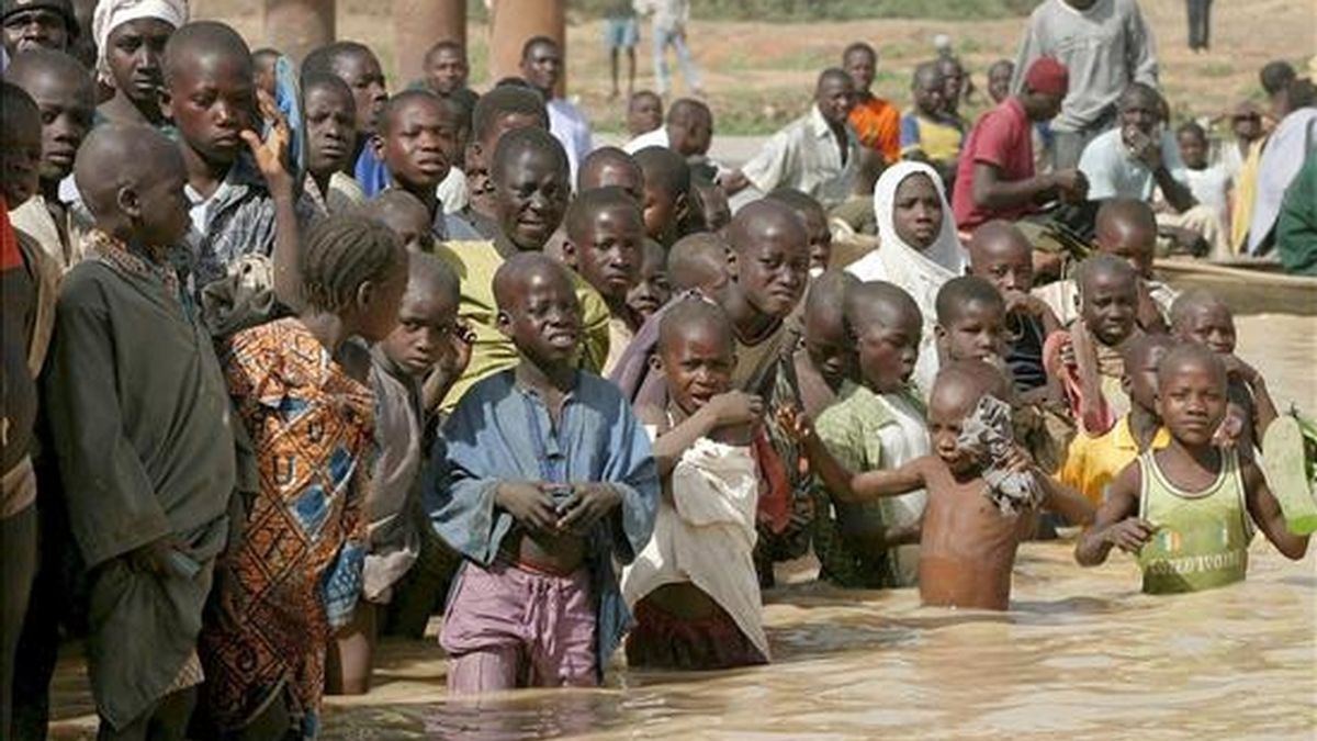 Varios niños observan una competición llevada a cabo durante el Festival de la pesca Argungu, en el río Argungu (Nigeria). EFE/Archivo