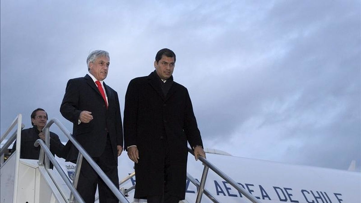 Imagen de los presidentes de Ecuador, Rafael Correa (d) y Chile, Sebastián Piñera, a su llegada a Punta Arenas (Chile) desde donde se desplazaron a la Antártida. EFE/Archivo
