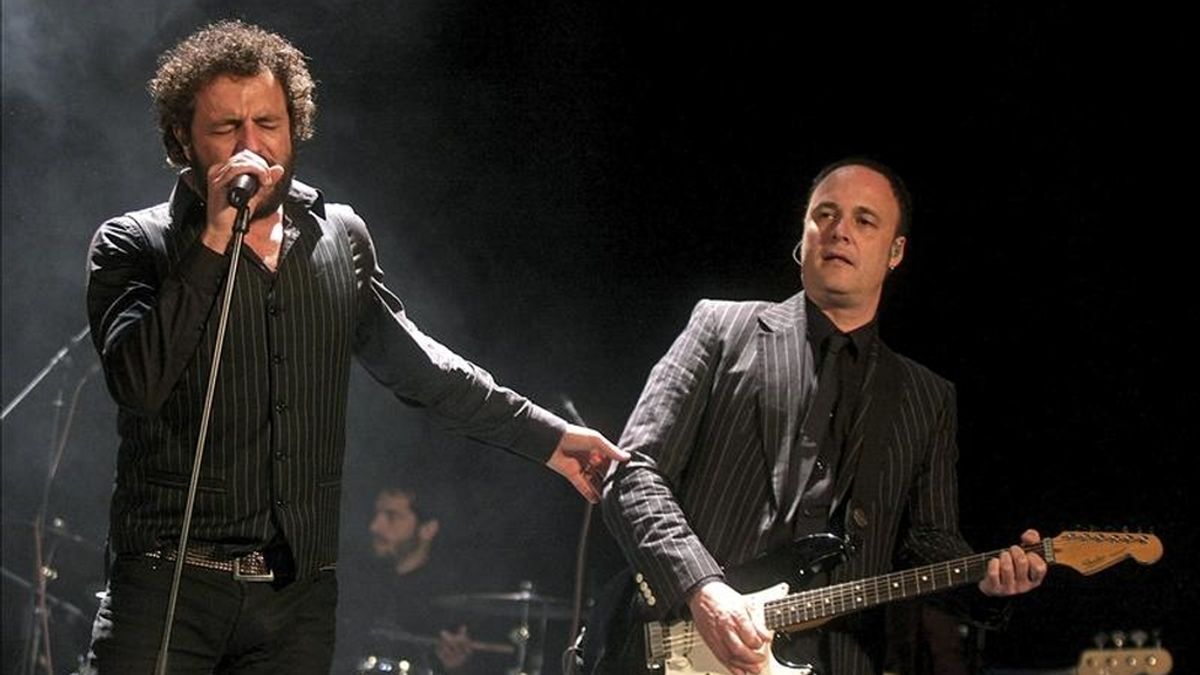 Los integrantes del grupo M-Clan, Carlos Tarque (i) y Ricardo Ruipérez, durante un concierto ofrecido esta noche en el Teatro Carrión en Valladolid. EFE/Archivo Los integrantes del grupo M-Clan, Carlos Tarque (i) y Ricardo Ruipérez, durante un concierto ofrecido esta noche en el Teatro Carrión en Valladolid. EFE/Archivo
