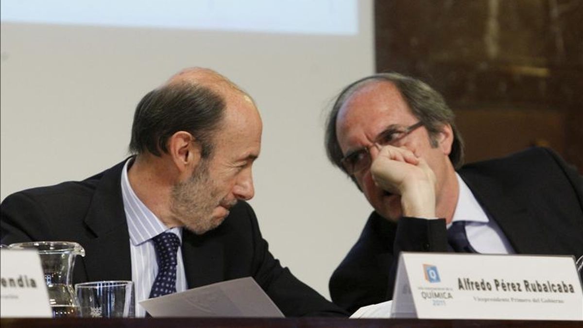 El vicepresidente primero del Gobierno, Alfredo Pérez Rubalcaba (i), y el ministro de Educación, Ángel Gabilondo, durante la inauguración del Año Internacional de la Química, con el que se quiere dar a conocer la contribución de este campo en la mejora de la calidad de vida y bienestar de los ciudadanos. EFE El vicepresidente primero del Gobierno, Alfredo Pérez Rubalcaba (i), y el ministro de Educación, Ángel Gabilondo, durante la inauguración del Año Internacional de la Química, con el que se quiere dar a conocer la contribución de este campo en la mejora de la calidad de vida y bienestar de los ciudadanos. EFE