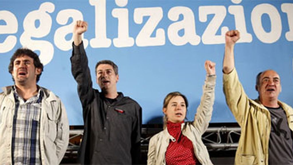 El secretario general de EA, Pello Urizar; Oskar Matute, de Alternatiba, y los independientes Martín Garitano y Aitziber Ibaibarriaga esta noche en Bilbao tras conocer la decisición del TC sobre Bildu. Foto: EFE/Archivo El secretario general de EA, Pello Urizar; Oskar Matute, de Alternatiba, y los independientes Martín Garitano y Aitziber Ibaibarriaga esta noche en Bilbao tras conocer la decisición del TC sobre Bildu. Foto: EFE/Archivo