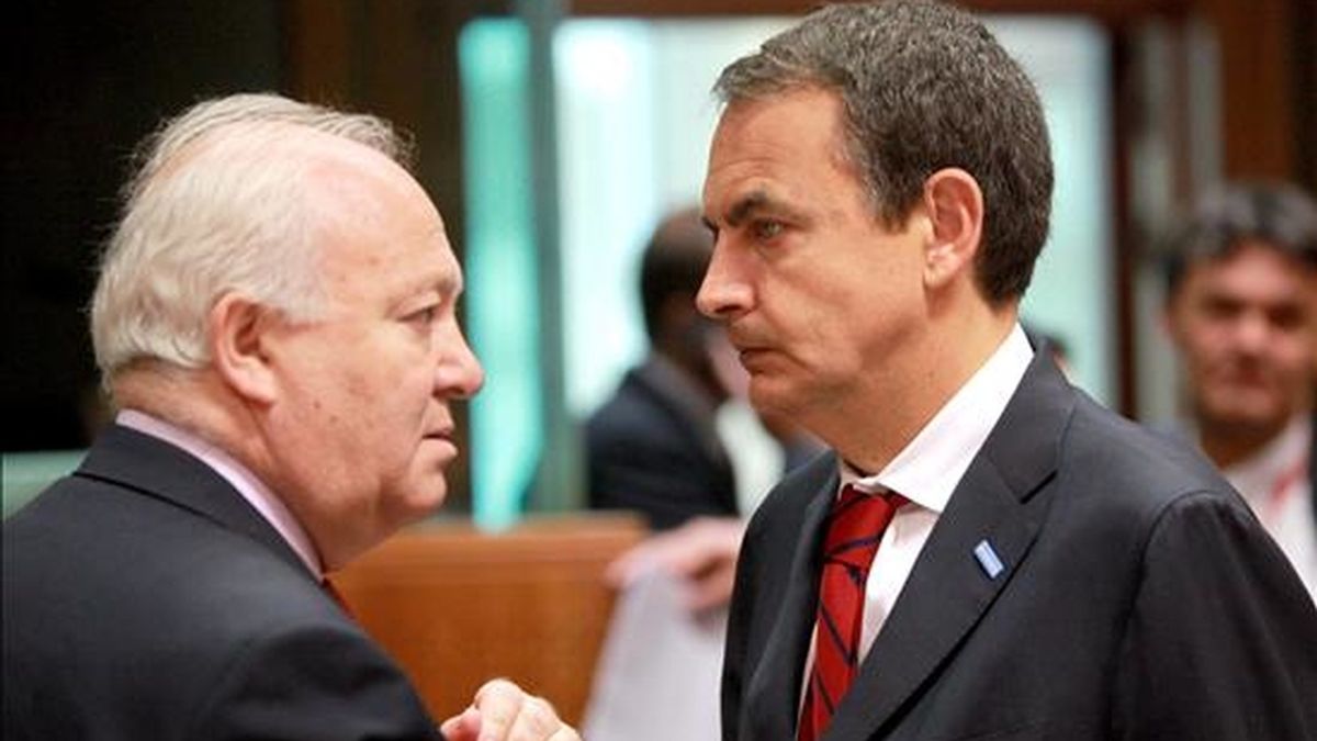 El presidente de Gobierno español, José Luis Rodríguez Zapatero (dcha), conversa con el ministro español de Asuntos Exteriores, Miguel Ángel Moratinos, al comienzo del segundo día de celebración de la cumbre de la UE en Bruselas (Bélgica) hoy 19 de junio. EFE