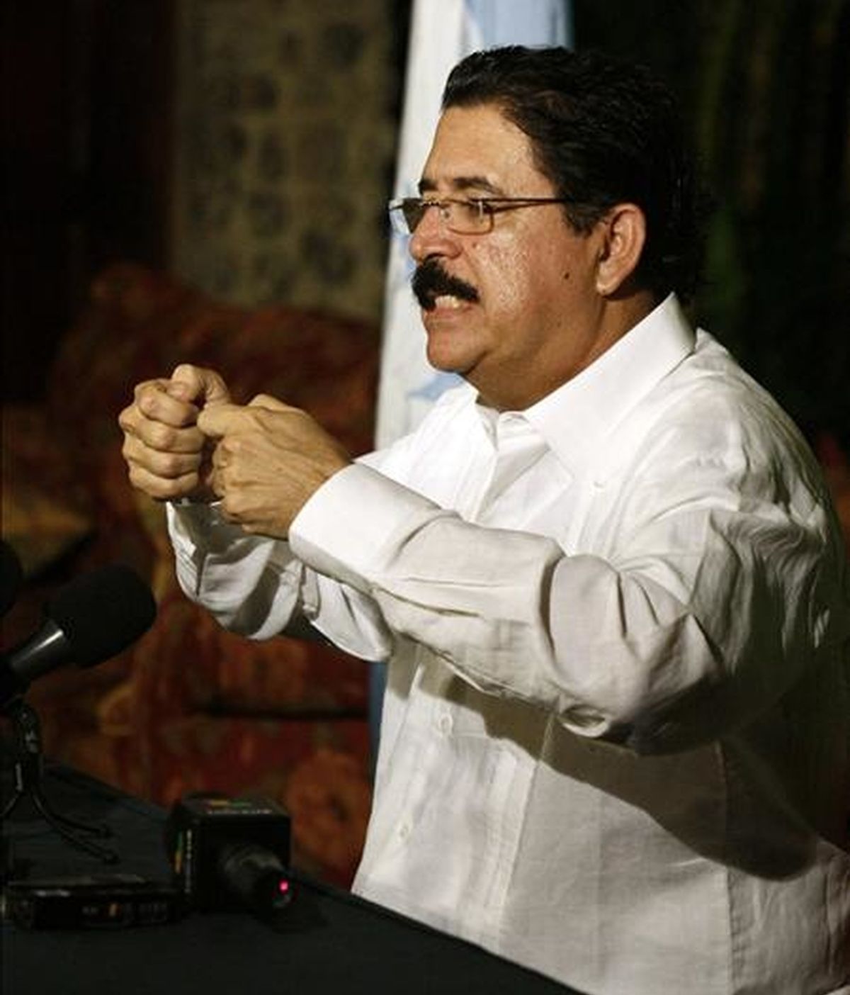 El Congreso hondureño destituyó el domingo a Zelaya (en la imagen) y nombró para reemplazarlo a su propio presidente, Roberto Micheletti, para formar un gobierno que hasta ahora no ha sido reconocido por ningún otro país. EFE