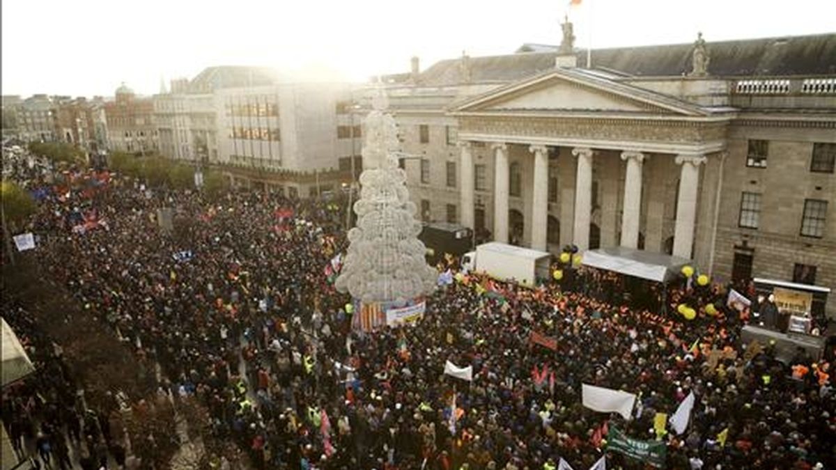 Imagen de la manifestación desarrollada en Dublín, Irlanda, el 27 de noviembre, contra las medidas adoptadas por el gobierno. EFE/Archivo