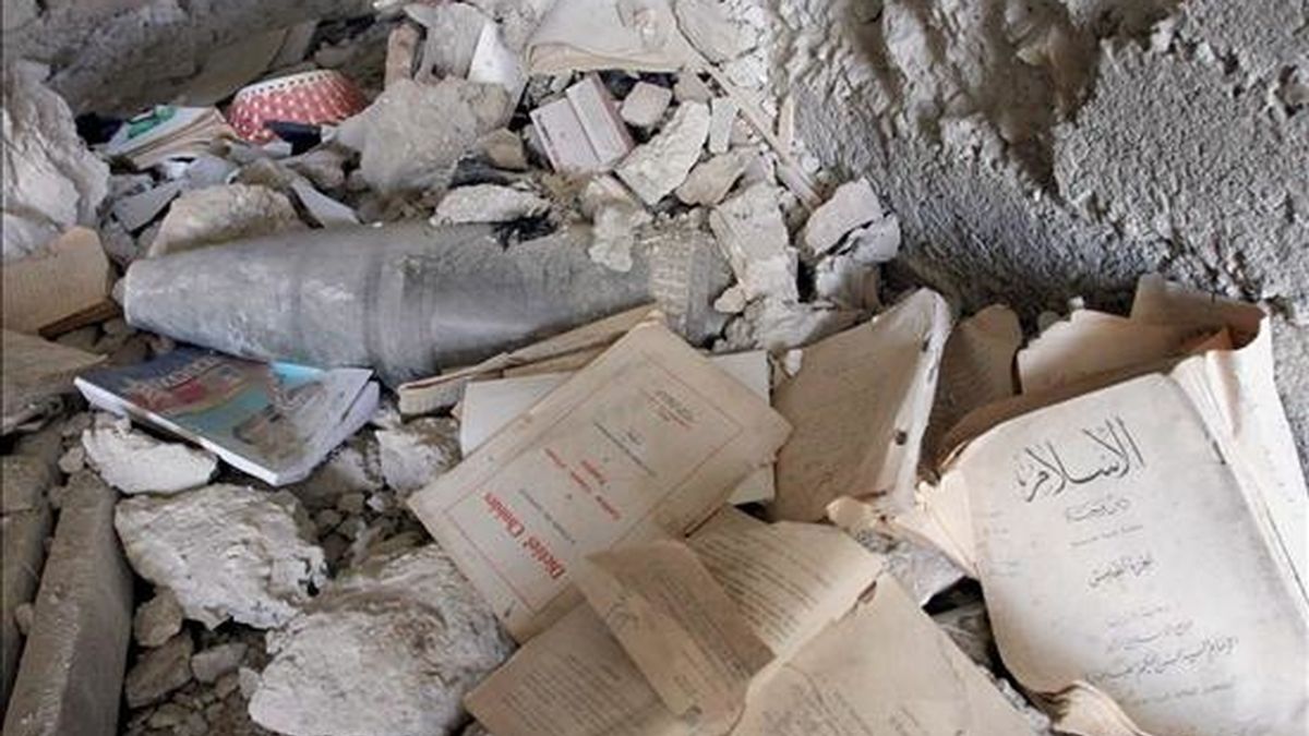 Una bomba de israelí sin explotar, fotografiada entre escombros y un libro de enseñanza de árabe en la localidad de Aaita Ej Jabal, en el sur del Líbano. EFE/Archivo