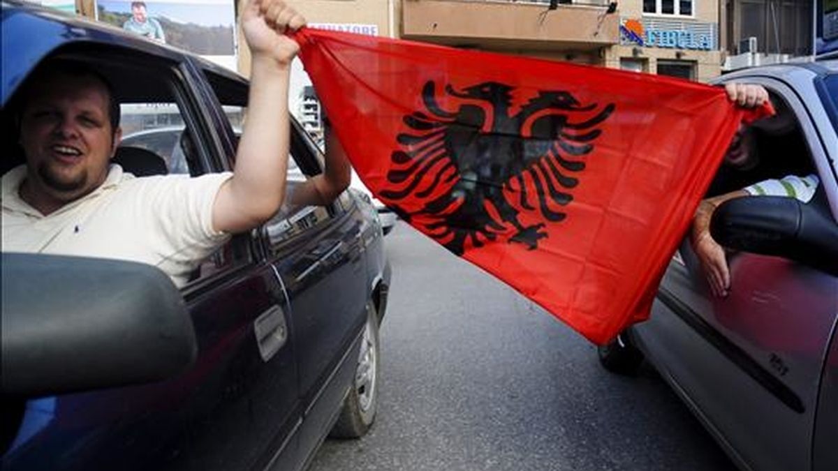 Albanos de Kosovo celebran ayer jueves 22 de julio  en las calles de Pristina (Kosovo), la opinión de legalidad dada por la Corte de Justicia Internacional sobre la independencia de Kosovo. EFE
