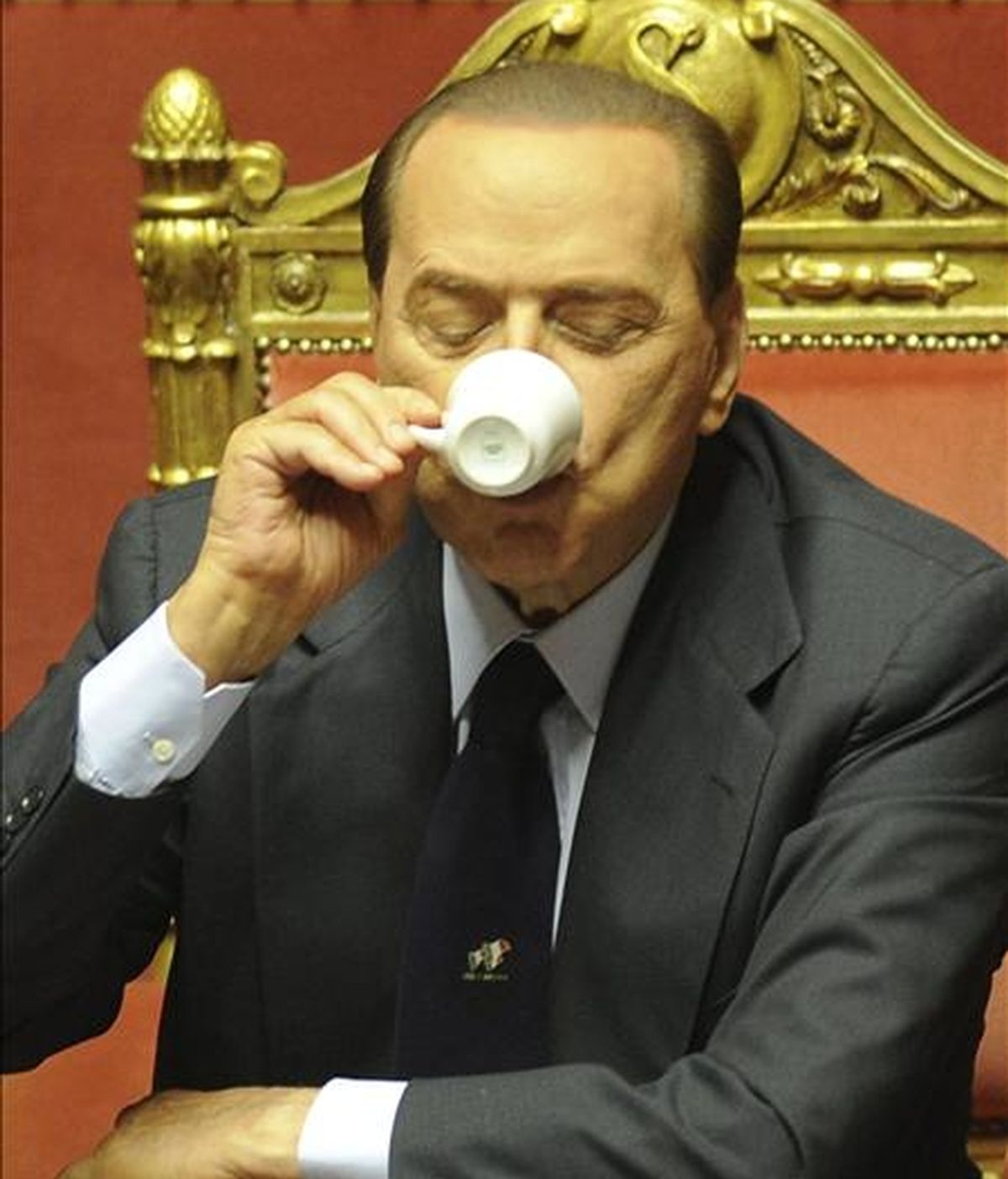 El primer ministro italiano, Silvio Berlusconi, da un sorbo a su taza de café durante la votación en el senado de la moción de confianza sobre su Gobierno, en Roma (Italia), hoy, martes, 14 de diciembre de 2010. EFE