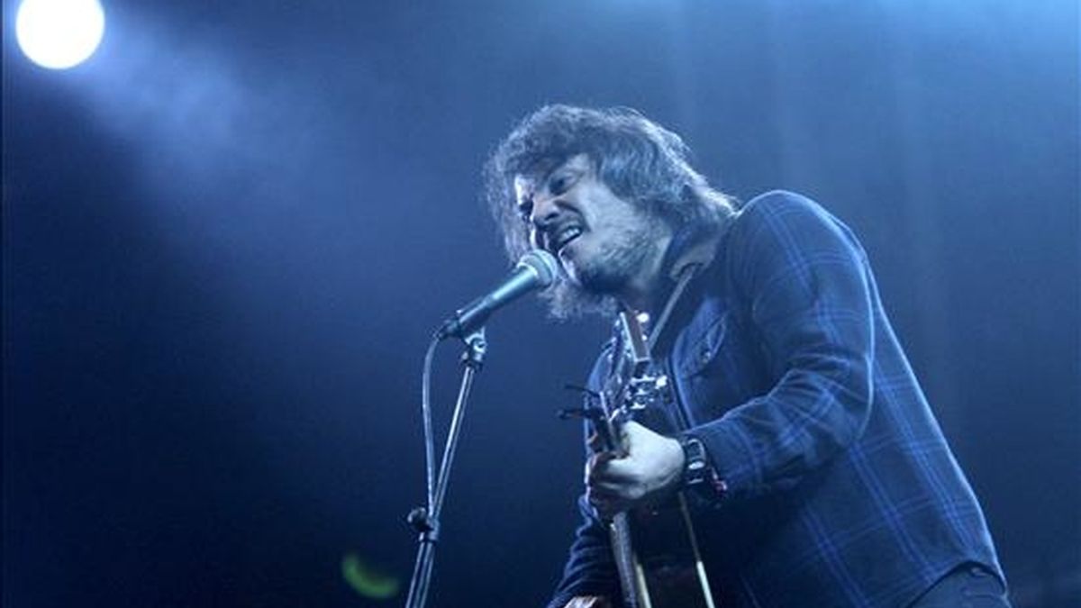 El cantante y guitarrista Jeff Tweedy, de la banda estadounidense Wilco, durante un concierto ofrecido en el parque del Fórum de Barcelona, dentro de la segunda jornada del festival de música Primavera Sound. EFE/Archivo
