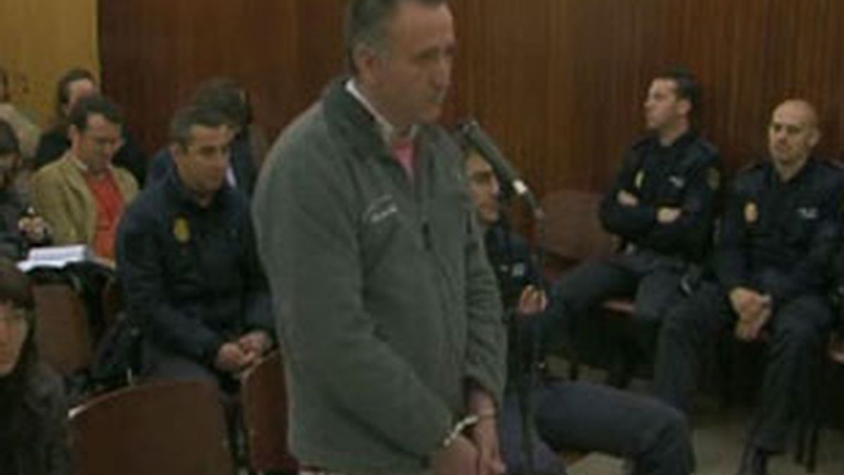 Han probado que Santiago del Valle finge y exagera su esquizofrenia para justificar sus impulsos sexuales con niñas. Vídeo: ATLAS. Han probado que Santiago del Valle finge y exagera su esquizofrenia para justificar sus impulsos sexuales con niñas. Vídeo: ATLAS.