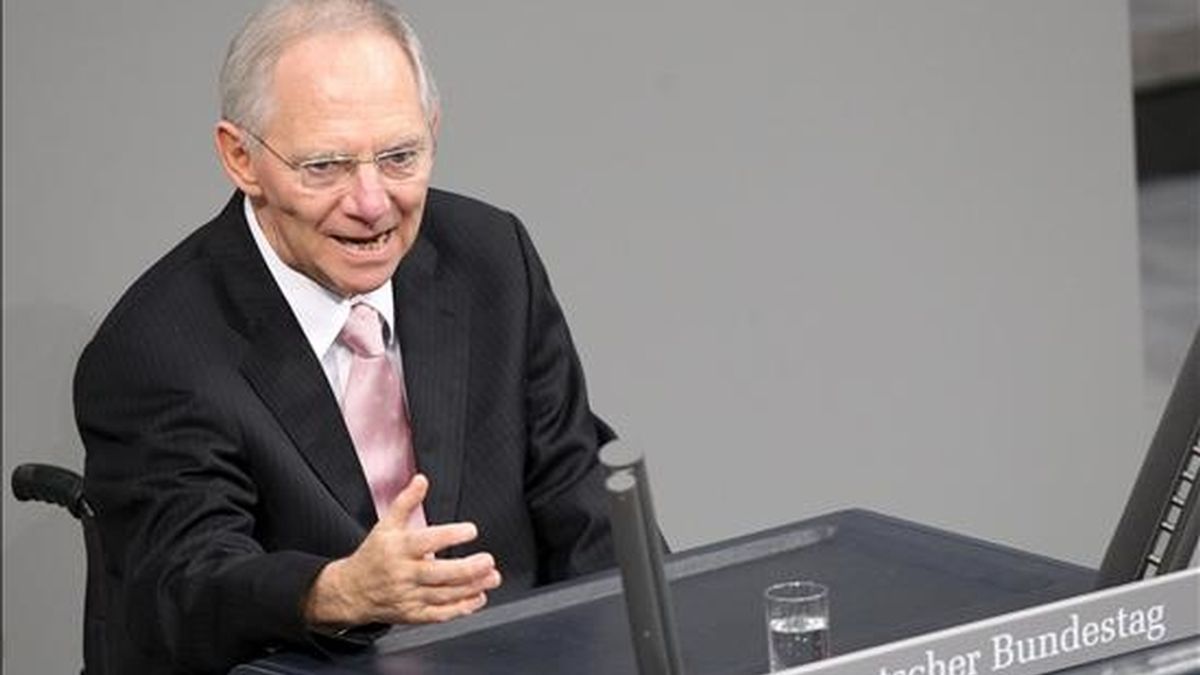 El ministro de Finanzas alemán, Wolfgang Schäuble, da un discurso hoy durante un debate en el Bundestag, el parlamento alemán, sobre los presupuestos estatales para 2011 y el plan financiero del Gobierno hasta 2014. EFE EFE