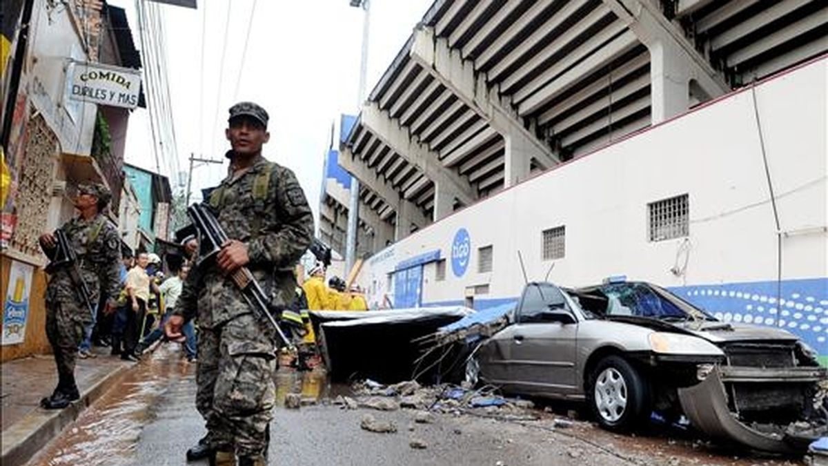 Militares hondureños resguardan el sitio donde cayó un muro del estadio Nacional de Tegucigalpa (Honduras), al menos una persona murió aplastada por el muro que cayó desde varios metros de altura sobre algunos vehículos durante un aguacero. EFE