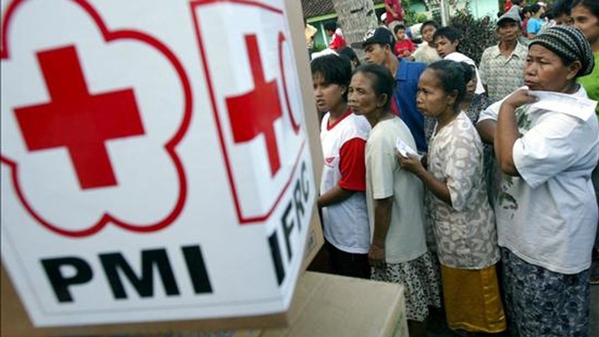 Supervivientes indonesios del terremoto de junio de 2006 hacen fila para recibir comida donada por la Agencia para el Desarrollo Internacional de Estados Unidos (USAID) y la Cruz Roja Internacional en Bantul (Indonesia). Las autoridades indonesias han expulsado a la Cruz Roja Internacional de las regiones de Papúa y Aceh. EFE/Archivo