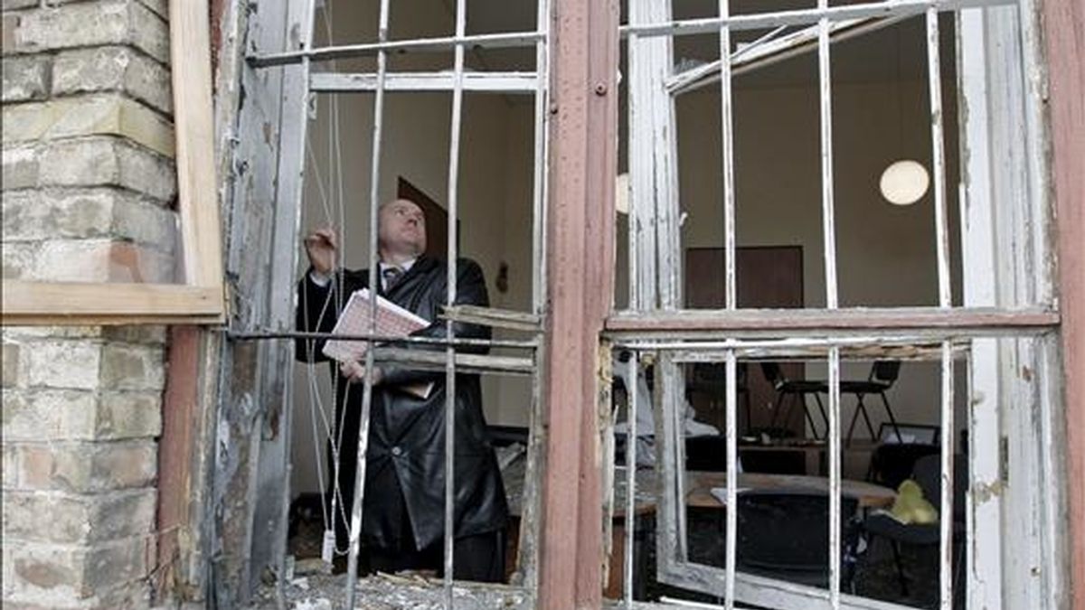 Agentes del servicio de inteligencia ucraniano inspeccionan los daños provocados por la explosión de una granada en una habitación del departamento de control epidemiológico de la estación ferroviaria de Kiev (Ucrania), el 11 de marzo de 2009. EFE/Archivo