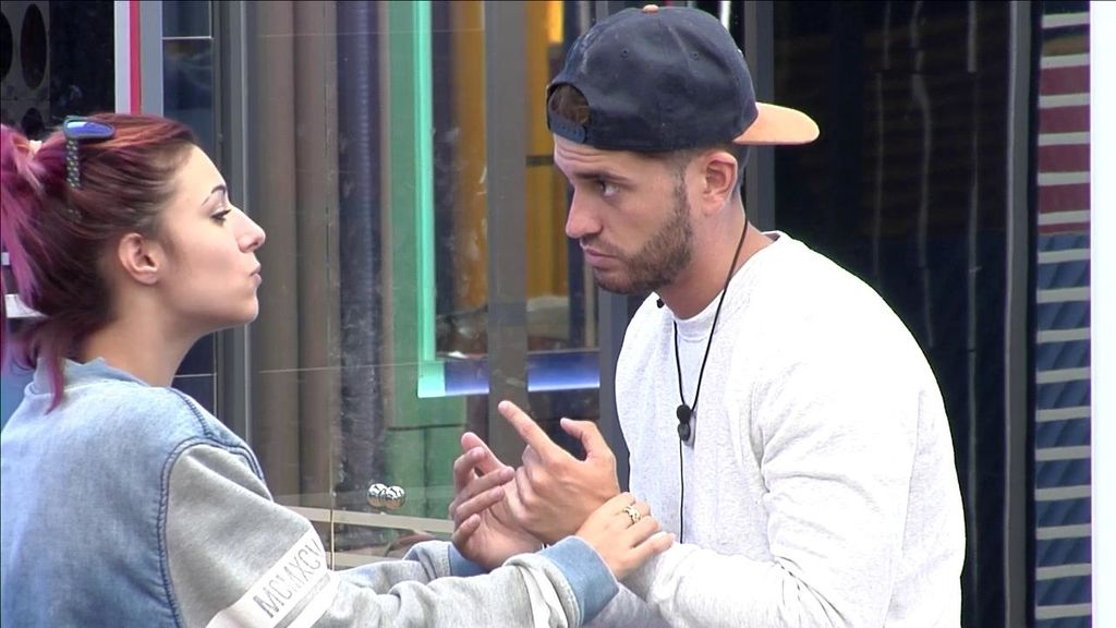 Rodrigo intenta besar a Bea GH17