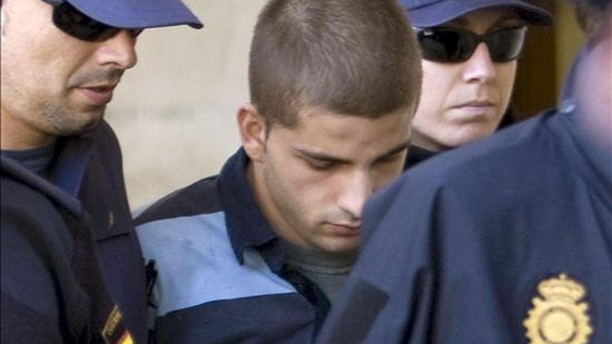 La policia conduce al asesino confeso de Marta del Castillo, Miguel C.D, al interior de los juzgados de Sevilla. EFE/Archivo