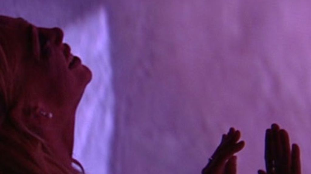 Belén vuelve a besar a su padre