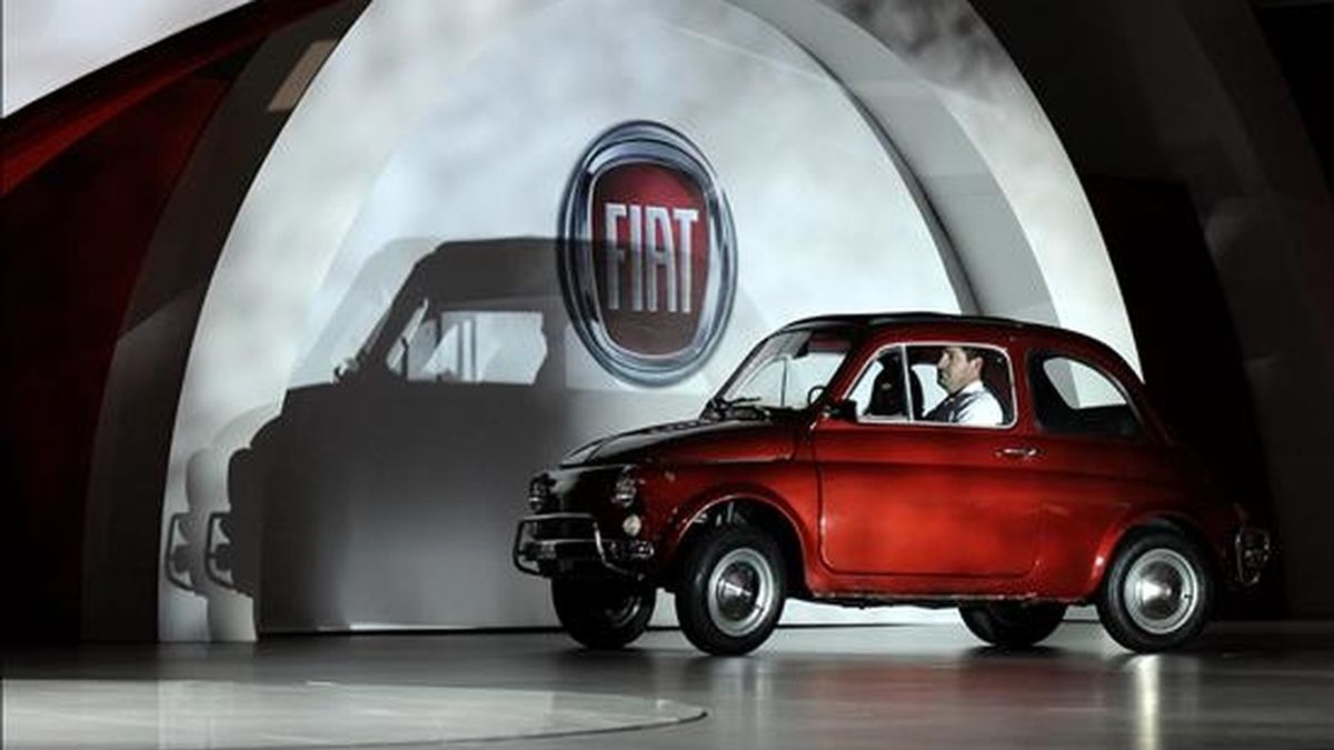 Presentación del Fiat 500 en el salón del automóvil en Los Ángeles (CA, EEUU), el pasado 17 de noviembre. La casa italiana es una de las empresas que, según Financial Times, hizo un uso indebido de las ayudas comunitarias. EFE