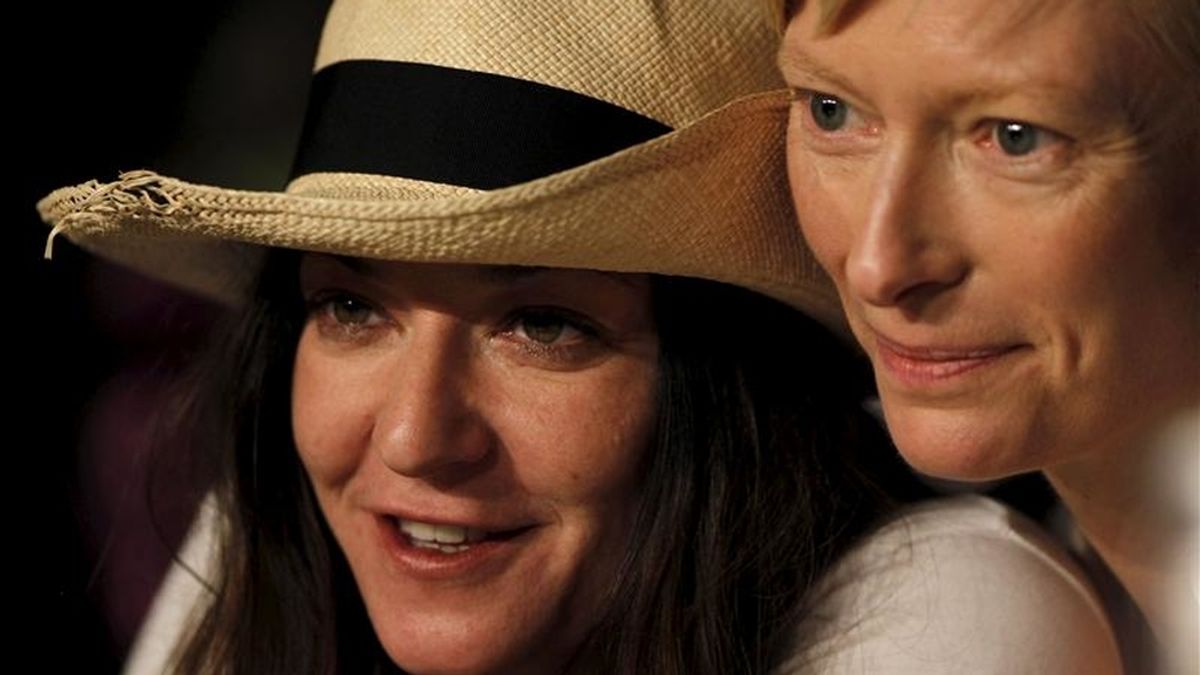 La actriz británica Tilda Swinton (d) y la directora británica Lynne Ramsay (i) asisten a la rueda de prensa para la cinta "We Need To Talk About Kevin", que arranca la competición de la 64 edición del Festival de Cannes, Francia, hoy jueves, 12 de mayo de 2011. EFE