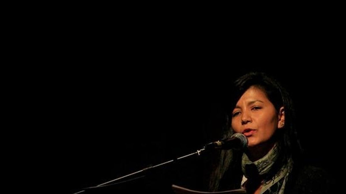 La representante de las víctimas de la masacre La Rochela, Alejandra Beltrán, pronuncia un discurso durante la apertura de la III Semana por la Memoria en Bogotá (Colombia). EFE