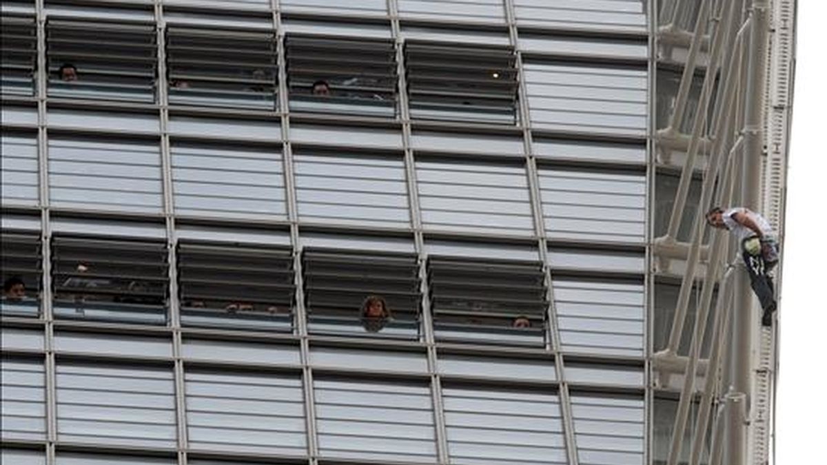 El conocido como "Spiderman francés" Alain Roberts (d), escala hoy la torre RBS en el distrito financiero de Sídney (Australia), ante la mirada de los trabajadores del edificio. EFE