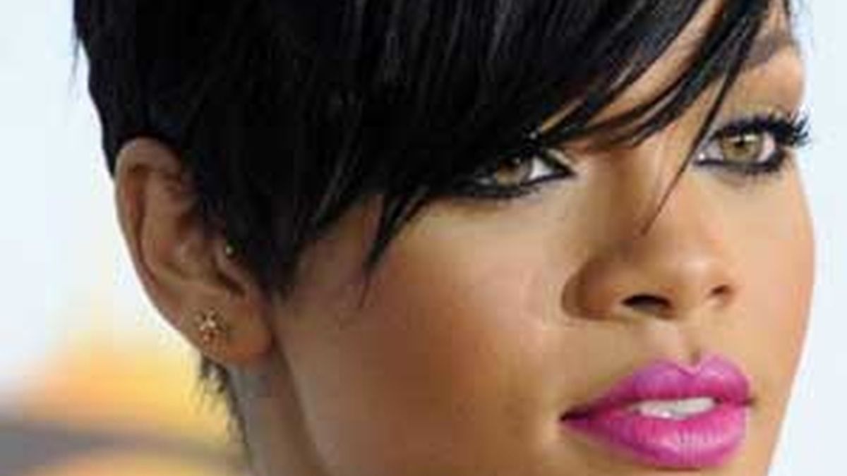 Rihanna ha decidido romper con su novio Chris Brown, acusado de pegarle una paliza en febrero pasado. Foto archivo