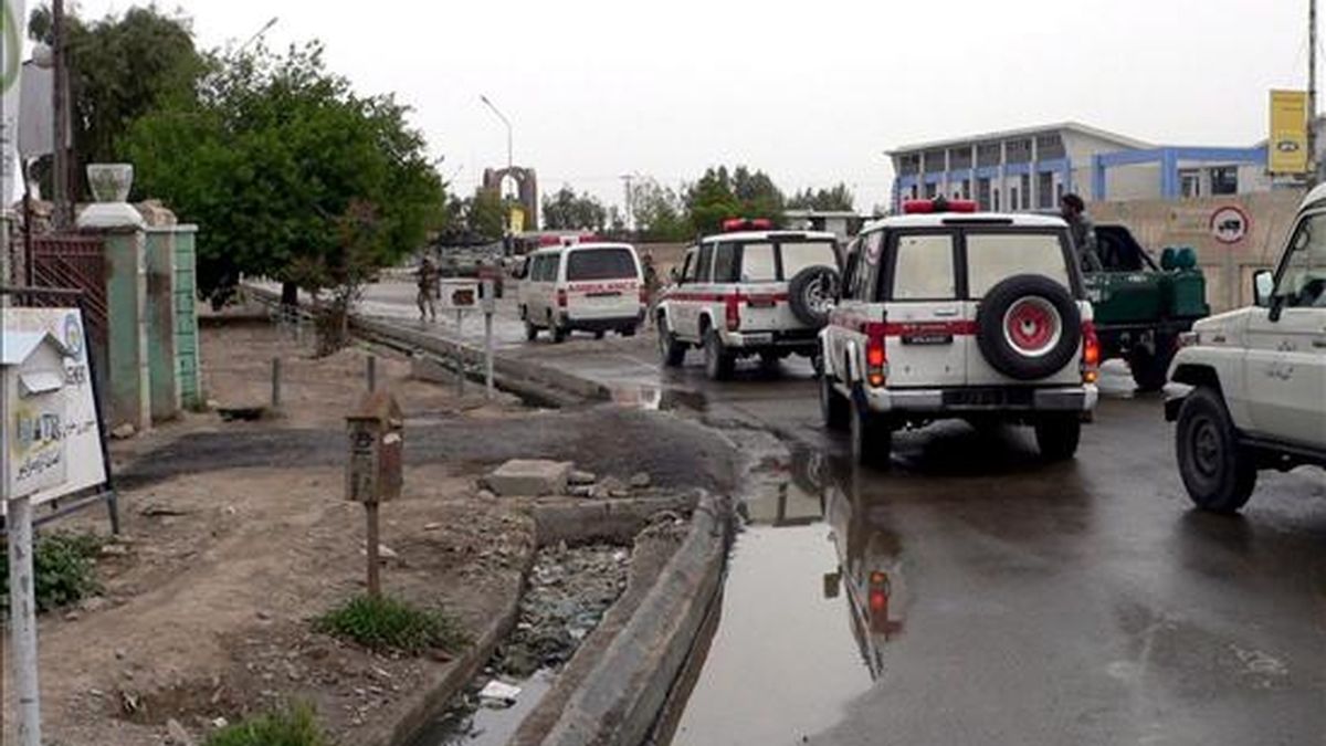 Varias ambulancias llegan a las Oficinas del Consejo Provincial de Kandahar (Afganistán) tras un ataque suicida perpetrado ayer, 1 de abril. Hoy han sido secuestrados 16 trabajadores cuando construían una carretera. EFE/Archivo