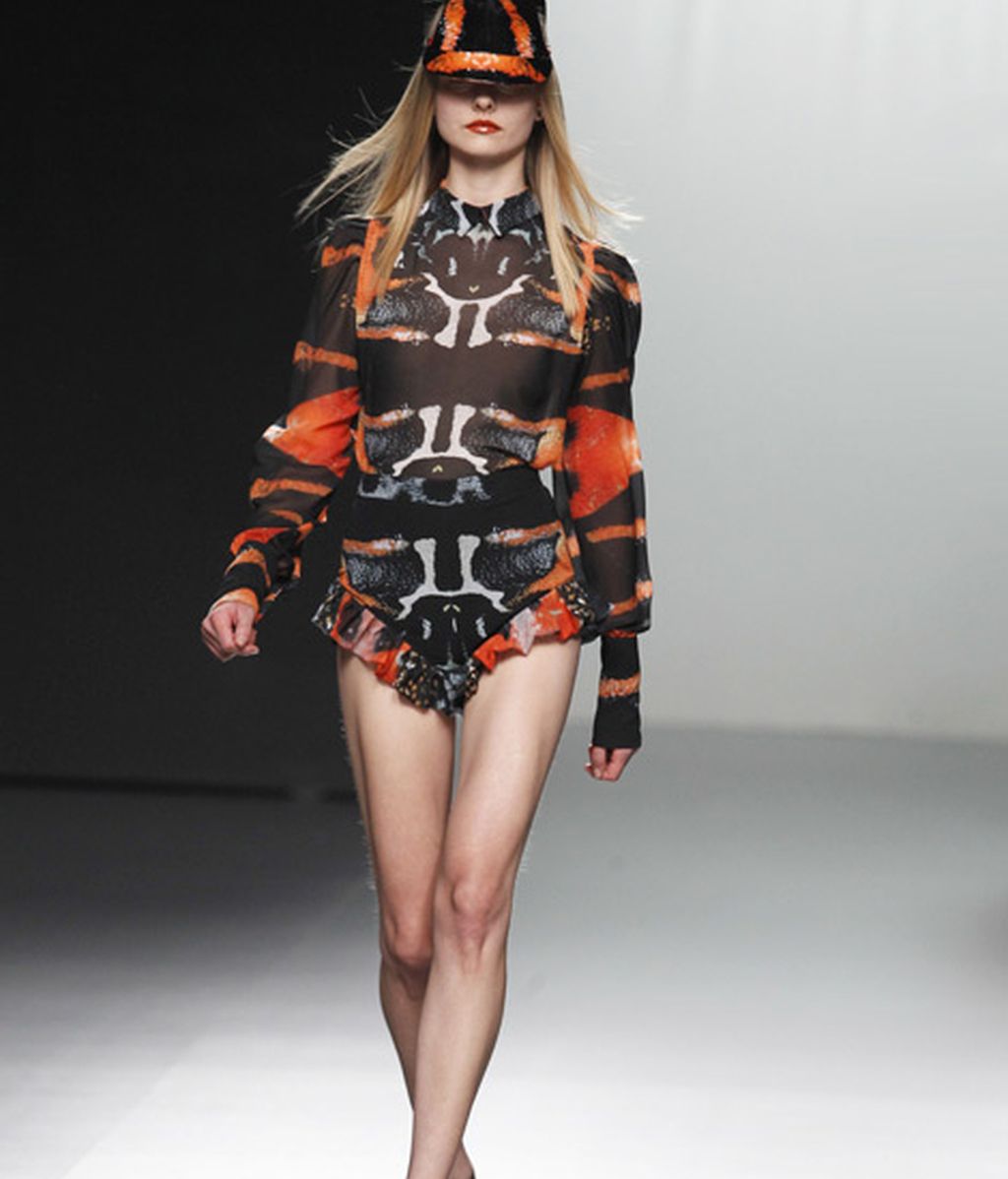 Atención a la cazadora de cuero con el estampado Crack