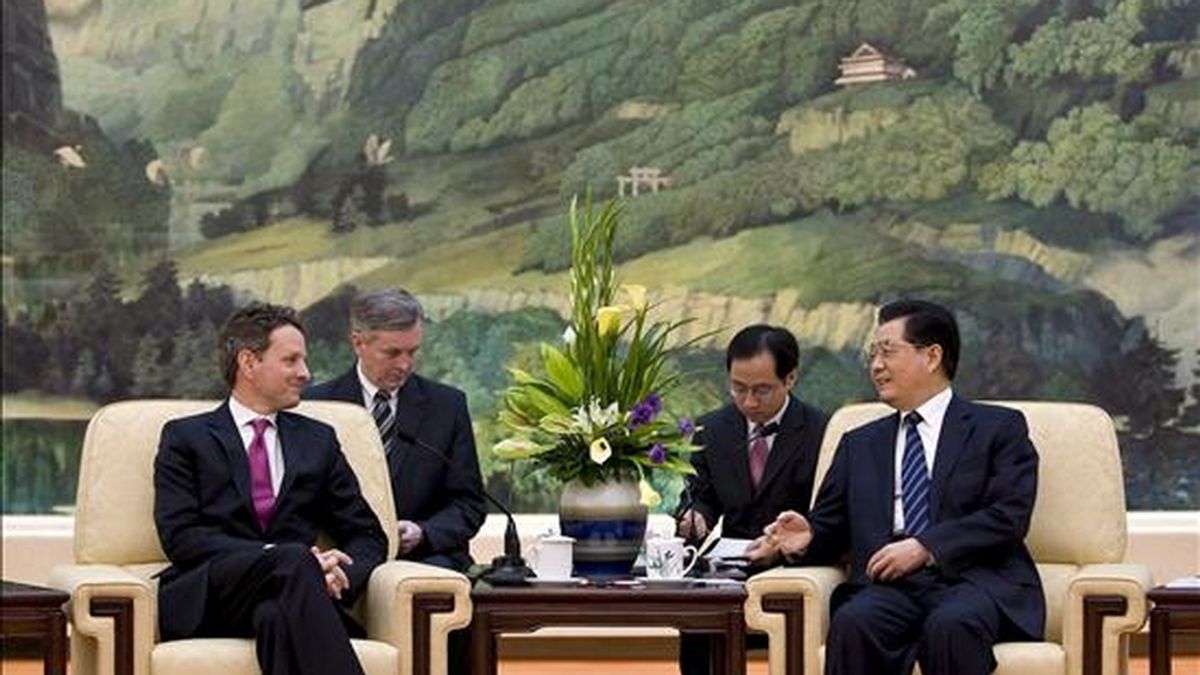 El secretario del Tesoro de Estados Unidos, Timothy Geithner (i), conversa con presidente chino, Hu Jintao (D), durante su reunión en el Gran Palacio del Pueblo de Pekín (China), el 2 de junio de 2009. Geithner y el viceprimer ministro chino, Wang Qishan, trataron los objetivos de la próxima ronda del Diálogo Estratégico y Económico China-EEUU que tiene previsto celebrarse este verano en Washington. EFE