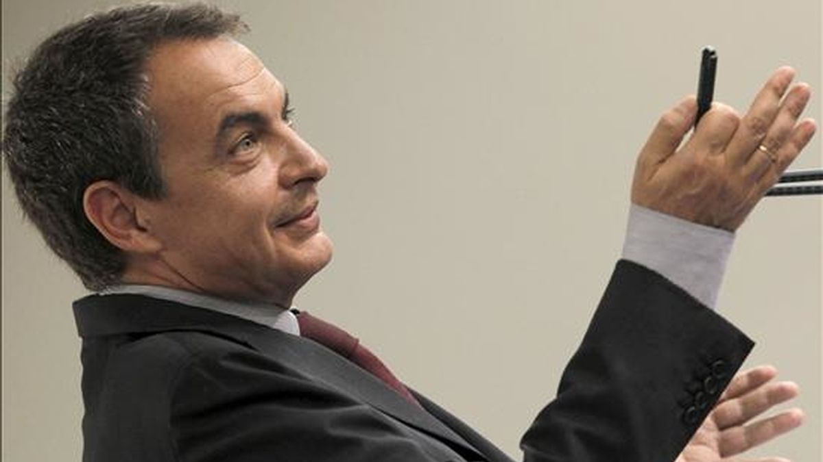 El presidente del Gobierno, José Luis Rodríguez Zapatero, durante la rueda de prensa que ofreció al término de la reunión del Consejo de Ministros, en la que hizo balance de la gestión de su gabinete en la primera mitad del año, hoy en el Palacio de la Moncloa. EFE