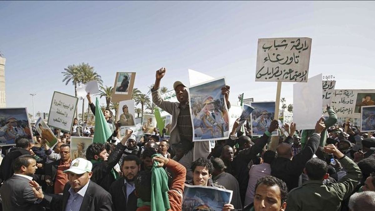 Simpatizantes del Gobierno libio corean consignas durante una manifestación convocada en Trípoli (Libia) el pasado jueves 17 de febrero. EFE/Archivo