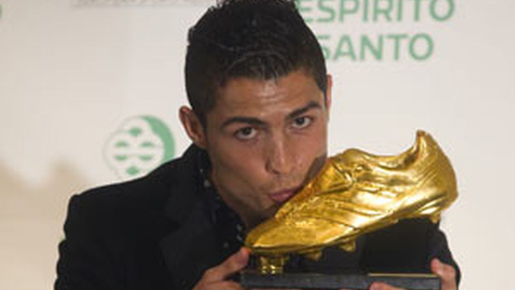 El portugués besa su segunda bota de oro FOTO: REUTERS