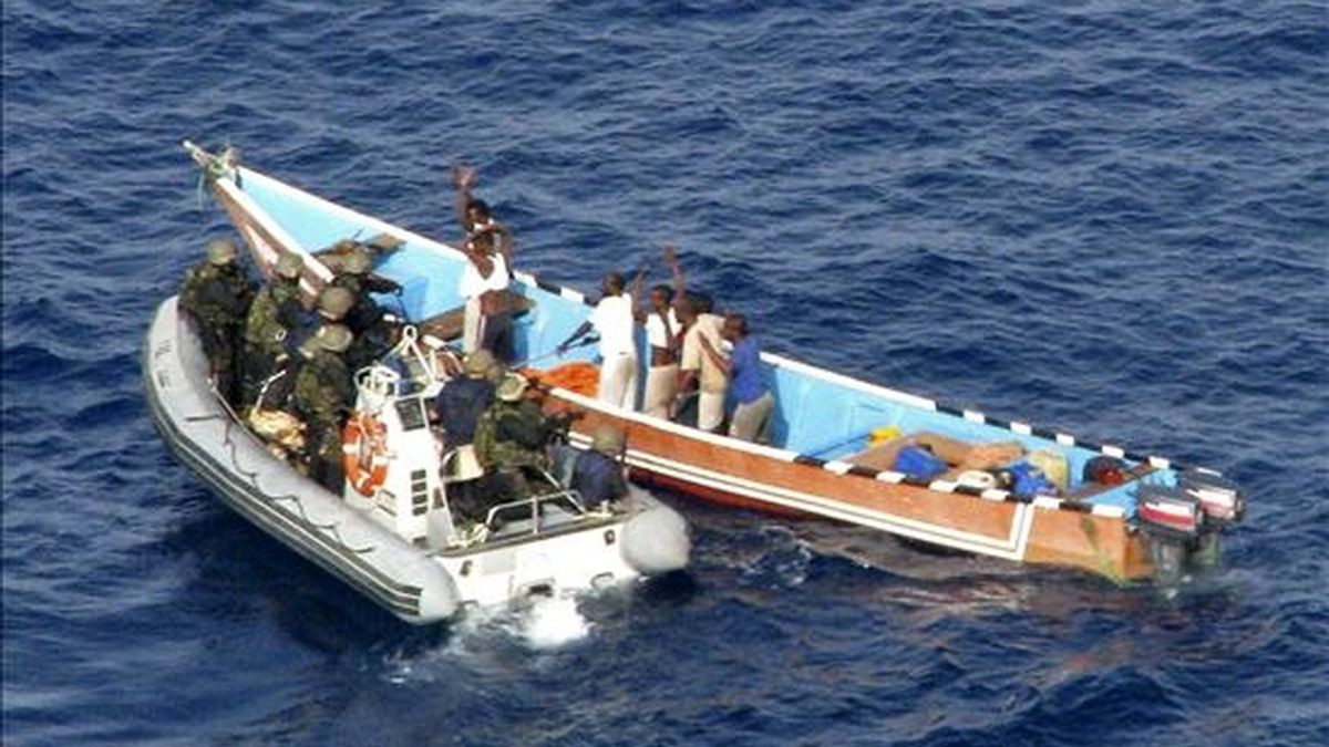Soldados del buque de guerra español "Victoria", de las fuerzas navales de la UE y su misión antipiratería "Atalanta", tras una persecución por aguas del Índico, consiguen alcanzar la barca con los piratas, tras recibir la llamada de socorro de un carguero noruego. EFE