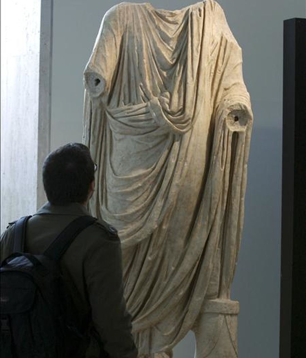 El Museo Arqueológico Nacional, después de dos años de obras, reabrió hoy sus puertas con la exposición "Tesoros del Museo Arqueológico Nacional", instalada en el ala sur del centro, que ya está totalmente remodelada. EFE